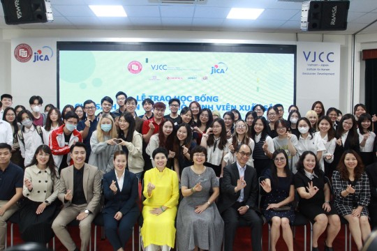 HANEL TRAO HỌC BỔNG CHO SINH VIÊN XUẤT SẮC CỦA CHƯƠNG TRÌNH KINH DOANH QUỐC TẾ THEO MÔ HÌNH TIÊN TIẾN NHẬT BẢN VÀ CHƯƠNG TRÌNH KINH DOANH SỐ
